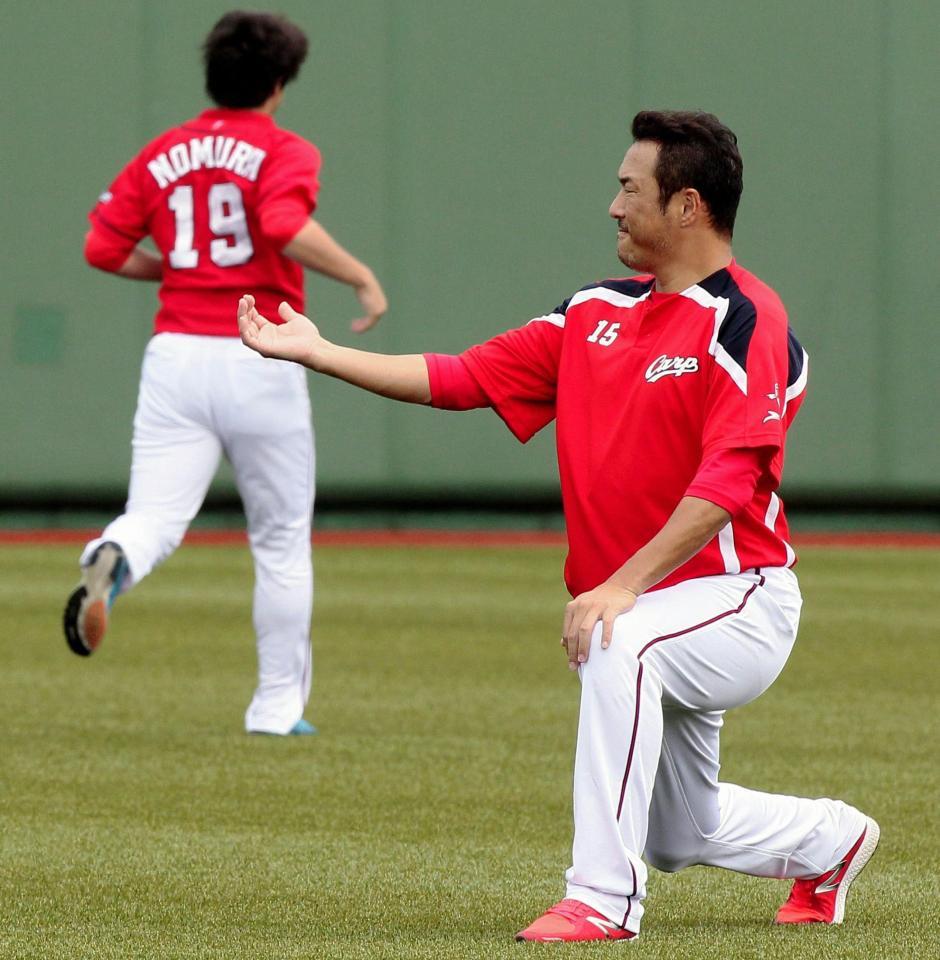 準備体操する黒田（右）＝富山市民球場