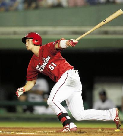 ７回、勝ち越しとなる左前適時打を放つ広島・鈴木誠也＝富山市民球場（撮影・北村雅宏）