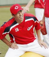 　日米通算２００勝のかかった登板を翌日に控え、調整する広島・黒田＝富山