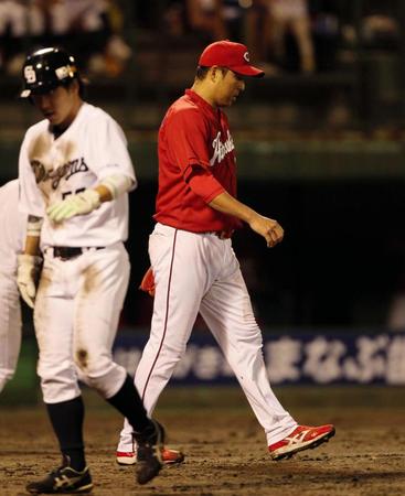 中日・平田に勝ち越し適時打を許し、ガックリの広島・黒田（右）＝石川県立野球場（撮影・北村雅宏）