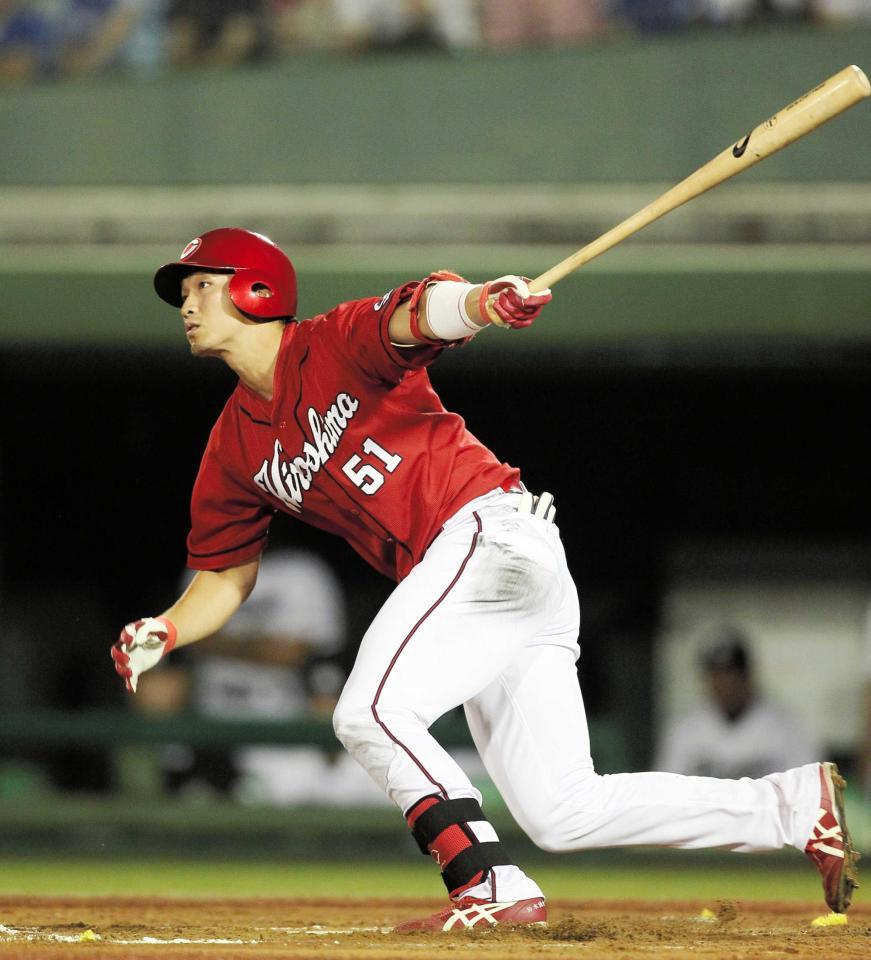 　７回、勝ち越しとなる適時打を放つ鈴木（撮影・北村雅宏）