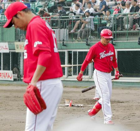 　２回、新井（右）は、併殺打に倒れ、黒田（左手前）の横をうつむきながら引き揚げる