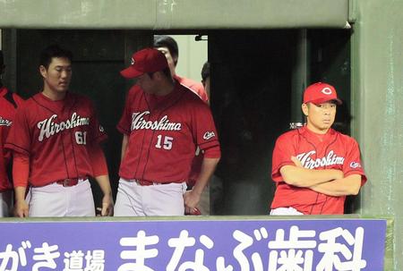 試合終了と同時に、足早に引き揚げる黒田（中央）と悔しげにグラウンドを見つめる広島・石原（右）＝石川県立野球場（撮影・北村雅宏）