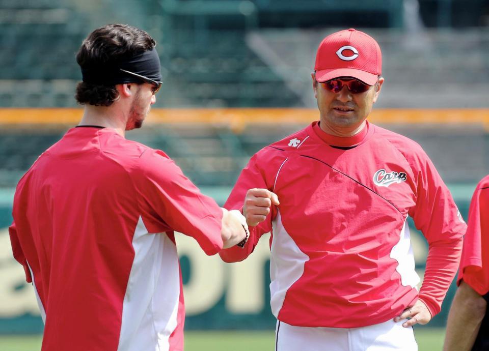 広島　クリス・ジョンソン（左）とグータッチを交わす広島・緒方孝市監督＝甲子園（撮影・高部洋祐）