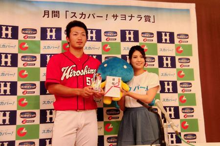 ６月度「スカパー！サヨナラ賞」を受賞し、会見に臨んだ広島・鈴木（写真左）、右はスカパー！プロ野球ＰＲアンバサダーの倉持明日香