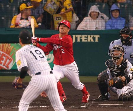 ２回広島２死、右越えへソロを放つ広島・田中広輔＝甲子園（撮影・田中太一）