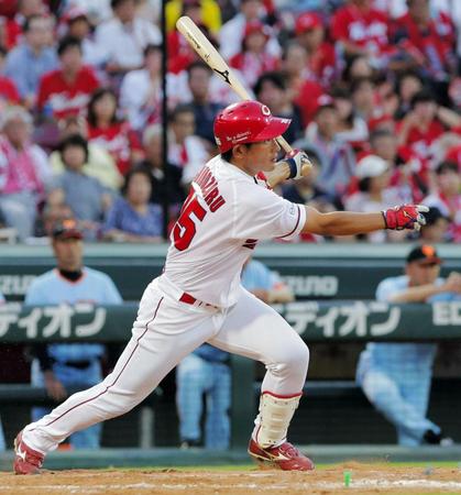 ３回、下水流昂は左前に適時打を放つ