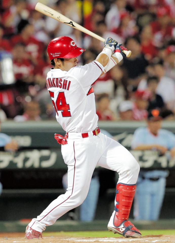 ７回、プロ初打席で初安打を放つ船越