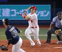 ３回全セ２死、右越えへソロを放つ広島・丸佳浩＝横浜スタジアム（撮影・田中太一）