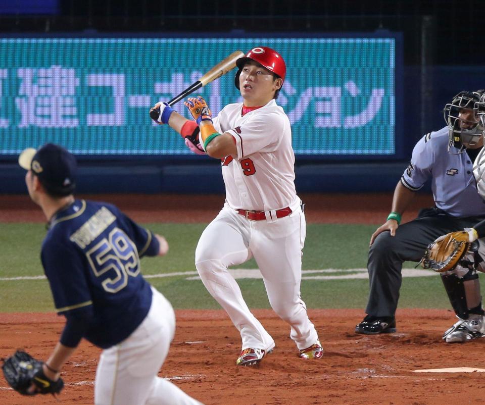 ３回全セ２死、右越えへソロを放つ広島・丸佳浩＝横浜スタジアム（撮影・田中太一）