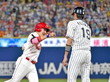 　３回、ソロを放ち、藤浪（右）と笑顔でタッチを交わす丸