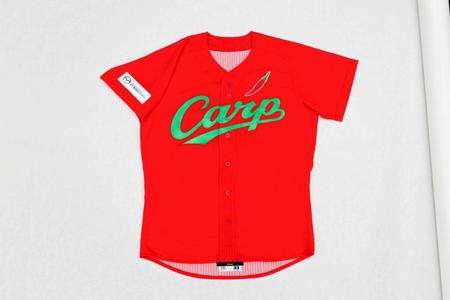 広島は「真赤激ユニホーム」着用に合わせ、ユニホームなど関連グッズ１５種類を発売する