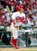 ４回広島無死一、二塁、右越え３点本塁打を放つ田中＝マツダスタジアム（撮影・持木克友）