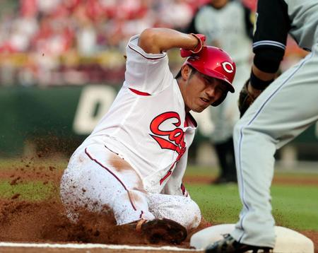 ２回広島、二盗に成功し、相手守備がもたつく間に三塁を陥れる広島・鈴木誠也＝マツダスタジアム（撮影・高部洋祐）