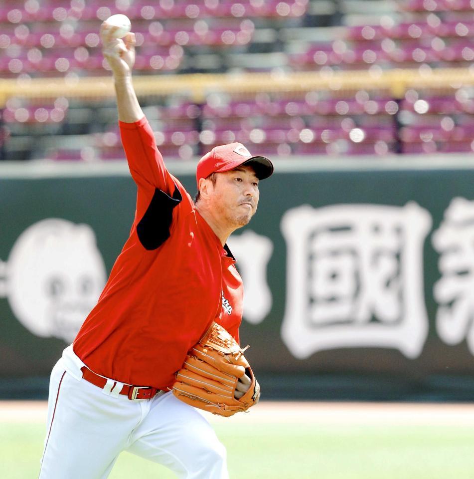 　精力的に投げ込む黒田（撮影・吉澤敬太）