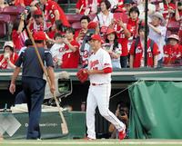 登板に向け、グラウンドに入る黒田＝マツダスタジアム