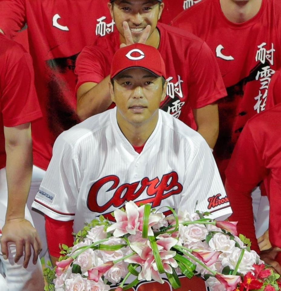 ２００勝を達成した黒田（中央）＝７月２３日撮影・吉澤敬太