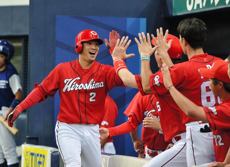 ６回、２打席連続ソロを放ち笑顔でナインとタッチする広島・田中広輔（左）＝京セラドーム大阪（撮影・園田高夫）