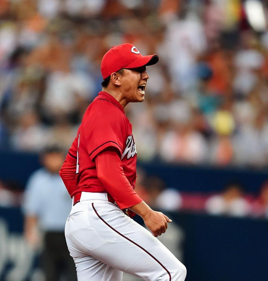 ７回巨人二死、長野久義を空振り三振に仕留め雄たけびをあげる広島・福井優也＝京セラドーム大阪（撮影・園田高夫）