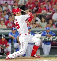 ７回、同点タイムリー二塁打を放つ新井（撮影・吉澤敬太）