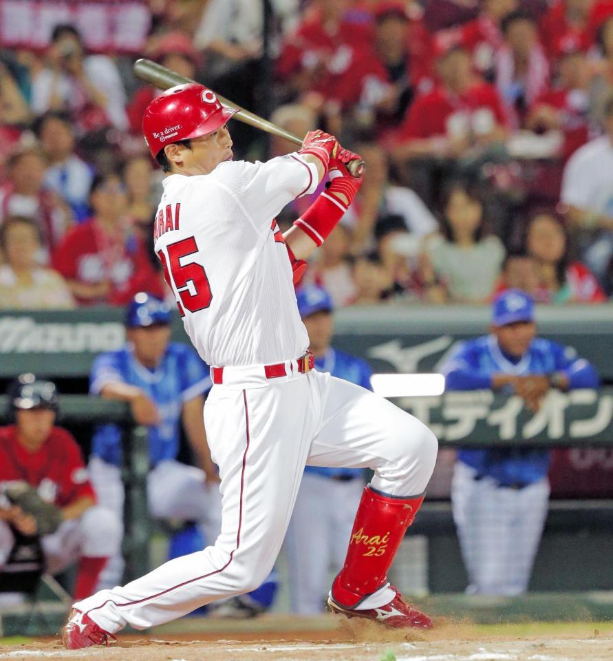 ７回、同点タイムリー二塁打を放つ新井（撮影・吉澤敬太）