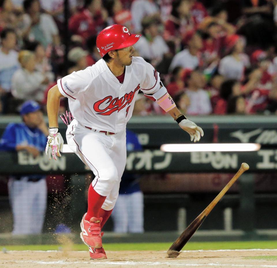 ９回広島１死、菊池涼介は左越えにソロを放つ＝マツダスタジアム（撮影・吉澤敬太）