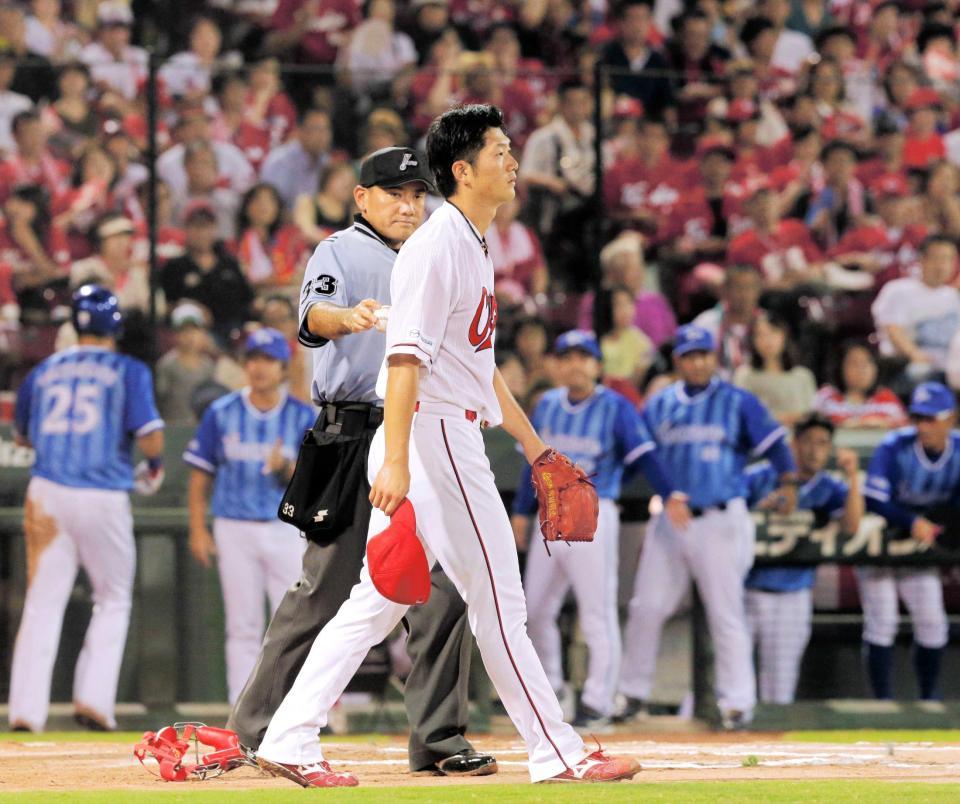 　６回、ロペスに勝ち越しタイムリーを打たれ、呆然とする岡田（中央）（撮影・吉澤敬太）