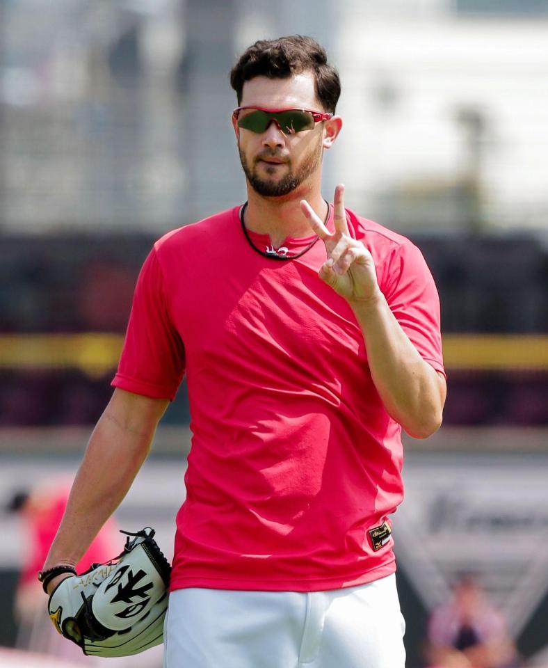 Ｖサインを見せる広島のクリス・ジョンソン＝マツダスタジアム（撮影・吉澤敬太）