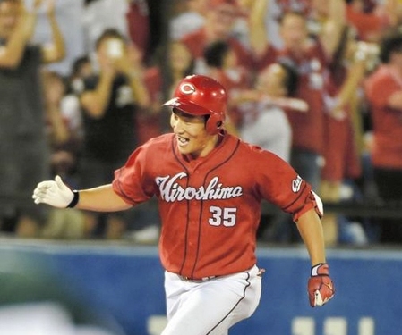 ５回、２ランを放った下水流＝神宮球場（撮影・出月俊成）