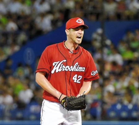 ４回、ヤクルト・大引を空振り三振に仕留め雄たけびを上げるジョンソン＝神宮球場（撮影・堀内翔）