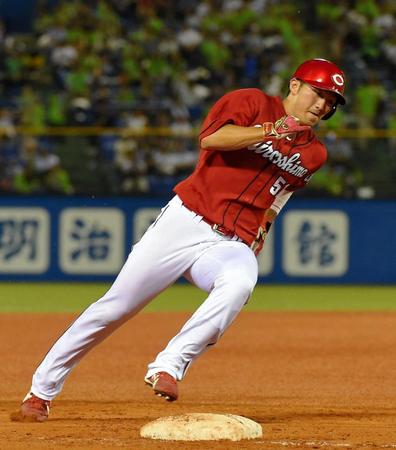 ８回、代打岩本の中前打で三塁を回り生還する鈴木＝神宮球場（撮影・堀内翔）