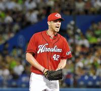 ４回、ヤクルト・大引を空振り三振に仕留め雄たけびを上げるジョンソン＝神宮球場（撮影・堀内翔）