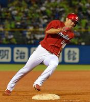 ８回、代打岩本の中前打で三塁を回り生還する鈴木＝神宮球場（撮影・堀内翔）