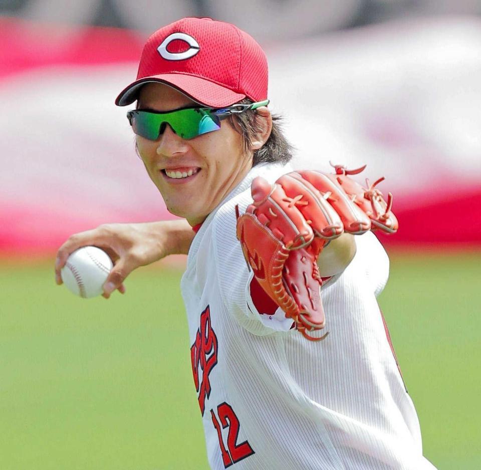 笑顔でキャッチボールする九里