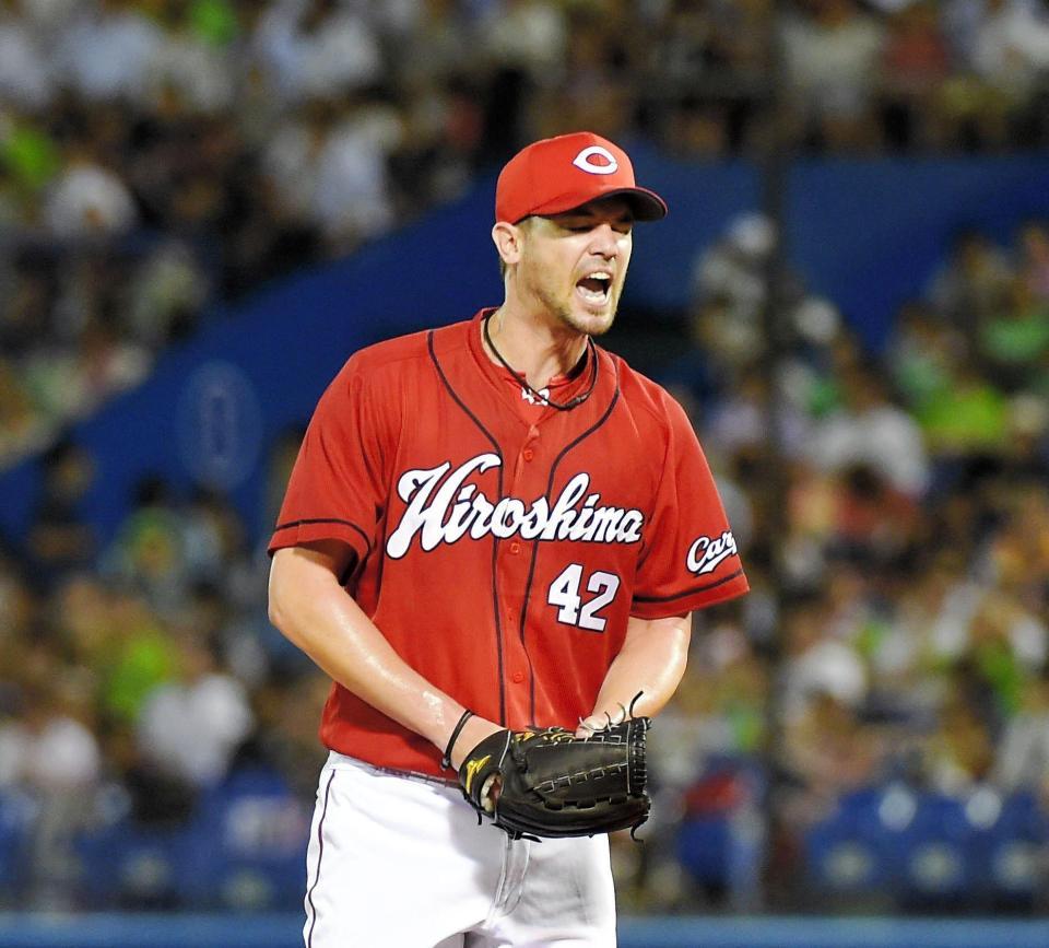 ４回、ヤクルト・大引を空振り三振に仕留め雄たけびを上げるジョンソン＝神宮球場（撮影・堀内翔）