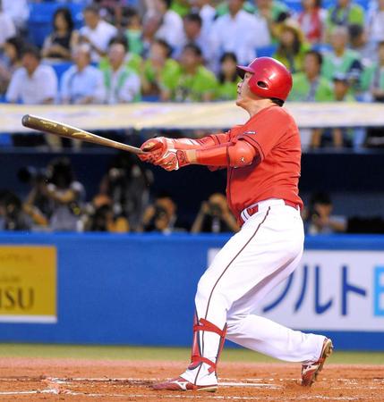 　２回、通算３００号となる、先制２ランを放つ新井（撮影・堀内翔）