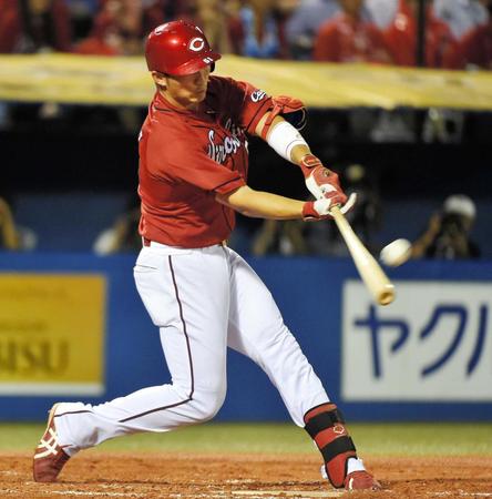 　８回、鈴木は２点二塁打を放つ