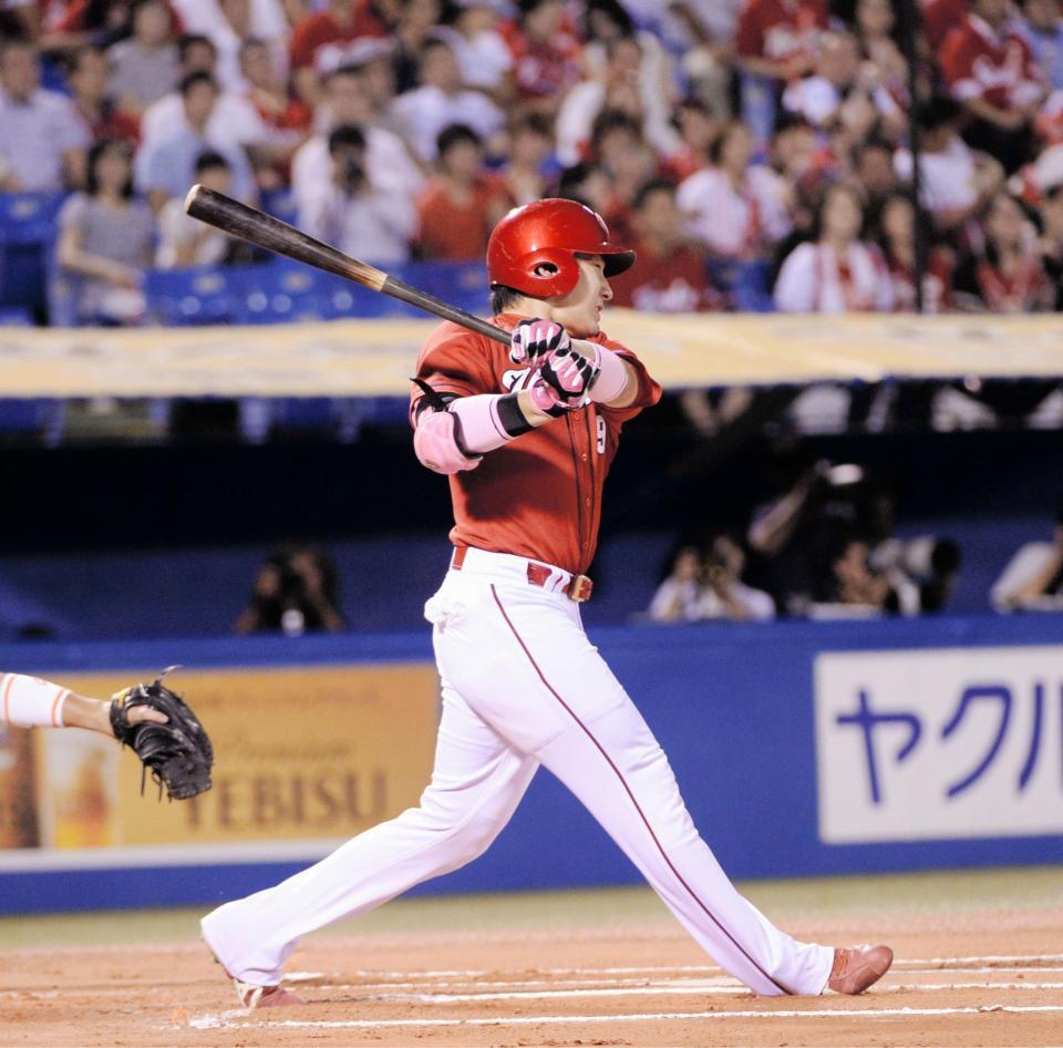 ６回広島１死一塁、右越え逆転２ランを放つ丸佳浩＝神宮球場（撮影・開出牧）