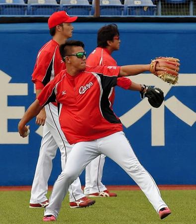 　試合前にキャッチボールする広島・福井＝神宮球場