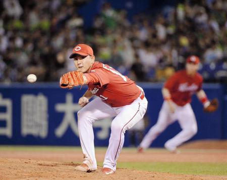 ４回、由規の打球にグラブを出す福井（撮影・開出牧）