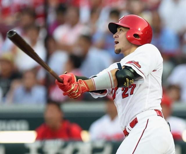 広島 ルナが勝ち越し二塁打 G菅野が1度ベンチへ、直後に菊池が出塁