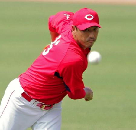 　精かんな顔つきで投げ込む広島・黒田＝マツダスタジアム