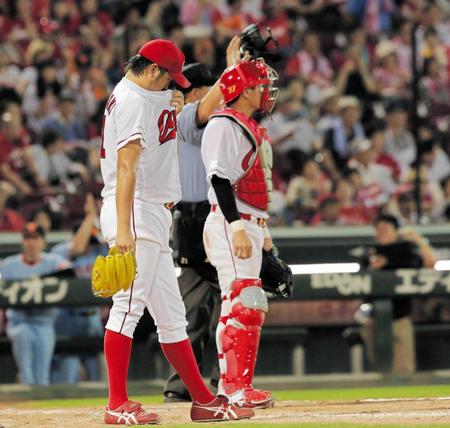 　９回、坂本に勝ち越し適時打を打たれ、うつむく中崎（左）＝撮影・吉澤敬太