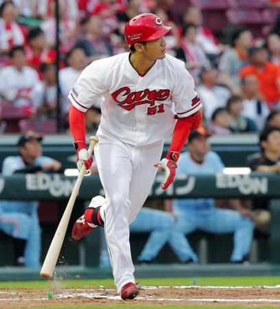 １回広島、鈴木は中前に適時打を放つ＝マツダスタジアム（撮影・吉澤敬太）