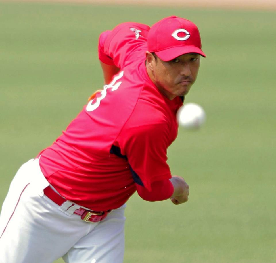 　精かんな顔つきで投げ込む広島・黒田＝マツダスタジアム