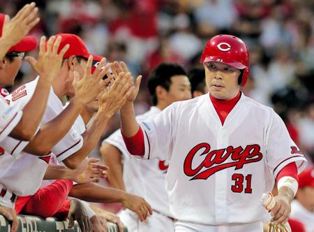 ３回、菊池の適時打で生還し、ナインとタッチを交わす石原（撮影・吉澤敬太）