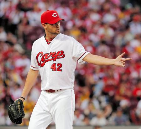 ３回、好守を見せた二塁手・菊池涼介をたたえる広島のクリス・ジョンソン＝マツダスタジアム（撮影・吉澤敬太）