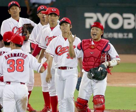 戦列に復帰した石原（右）は最後までマスクをかぶり、ナインを迎える（撮影・田中太一）