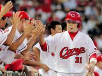 ３回、菊池の適時打で生還し、ナインとタッチを交わす石原（撮影・吉澤敬太）