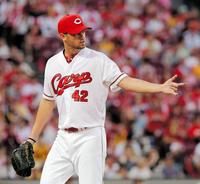 ３回、好守を見せた二塁手・菊池涼介をたたえる広島のクリス・ジョンソン＝マツダスタジアム（撮影・吉澤敬太）